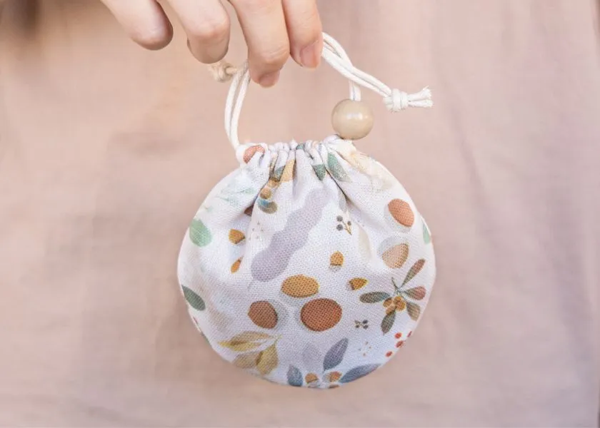 SOFT LIVING: Small Round Drawstring Pocket