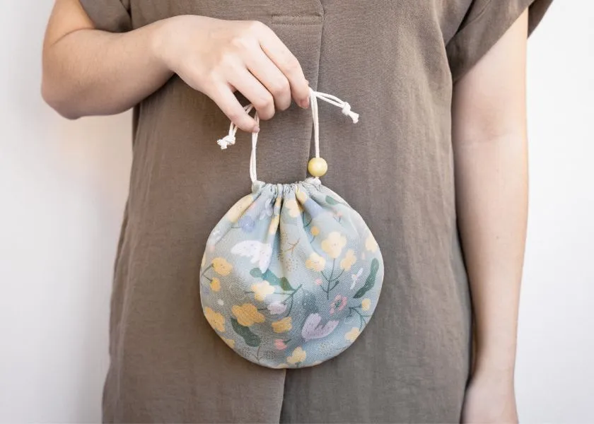 SOFT LIVING: Small Round Drawstring Pocket