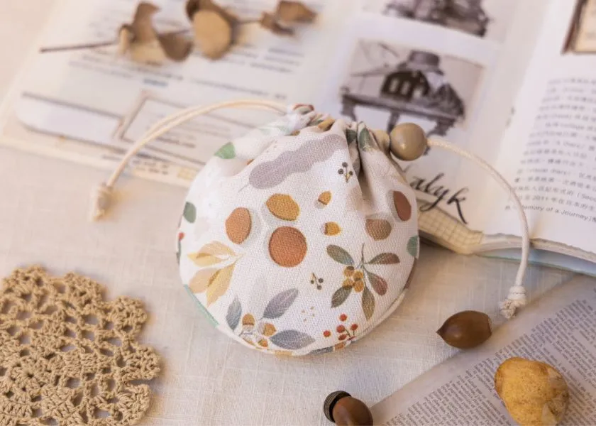 SOFT LIVING: Small Round Drawstring Pocket