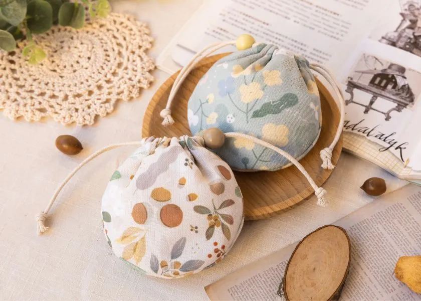 SOFT LIVING: Small Round Drawstring Pocket