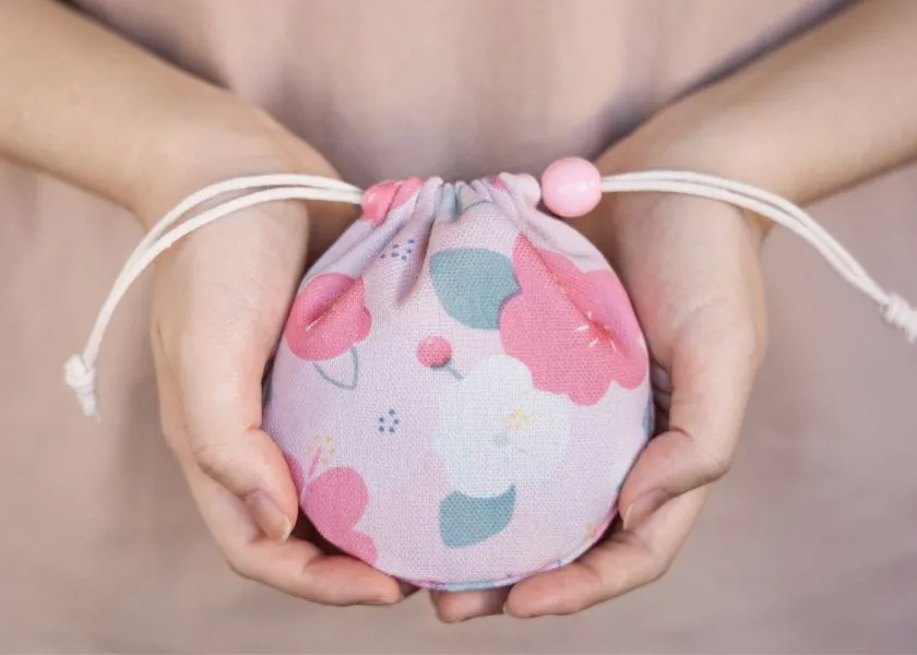 SOFT LIVING: Small Round Drawstring Pocket